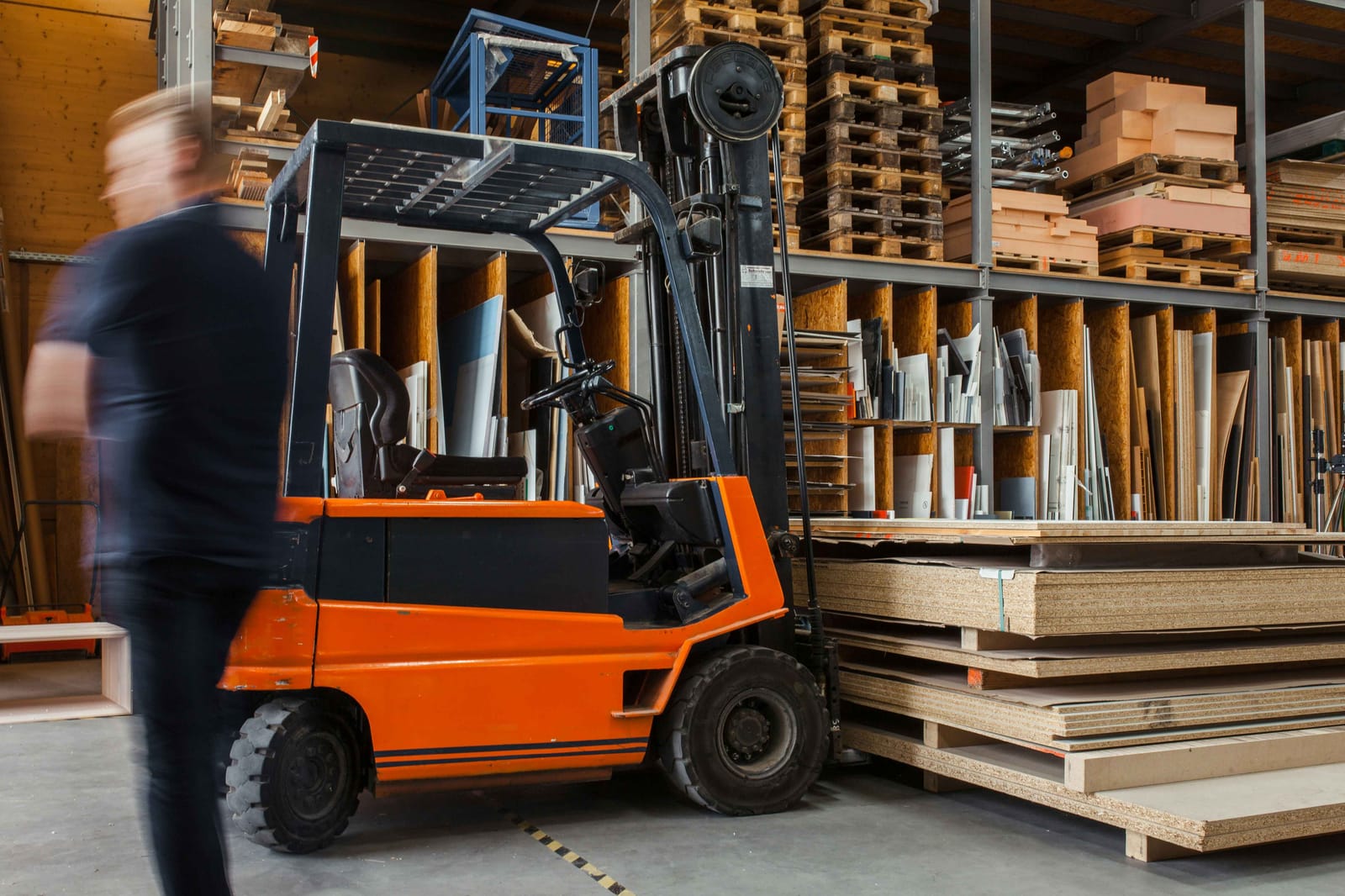 Άνδρας και worklift σε αποθήκη