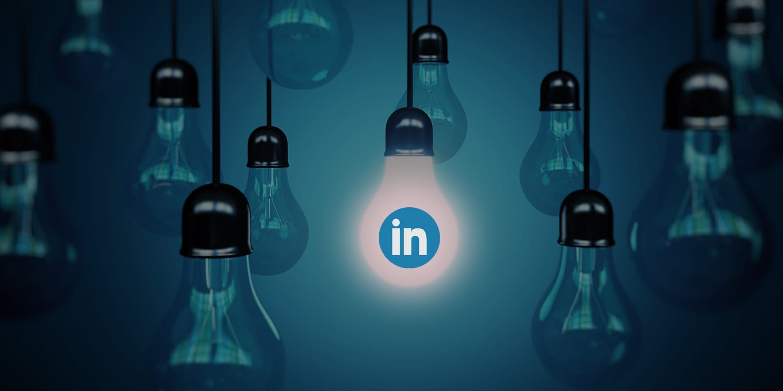 Λαμπτήρες που κρέμονται με το λογότυπο LinkedIn στο κέντρο