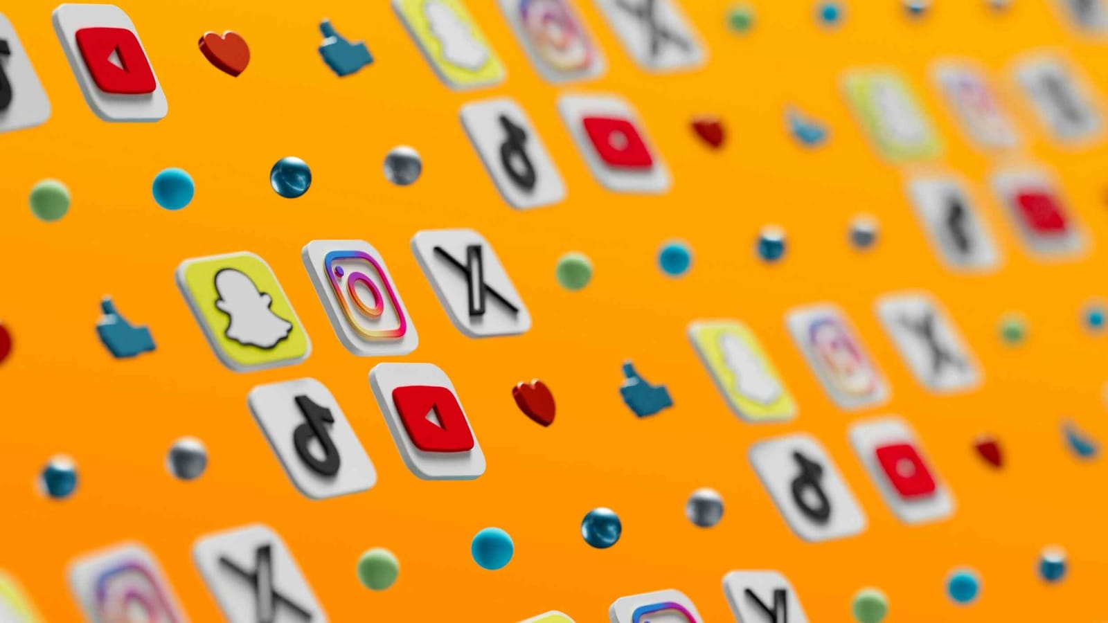 Κολάζ με λογότυπα από social όπως Snapchat, Instagram & TikTok