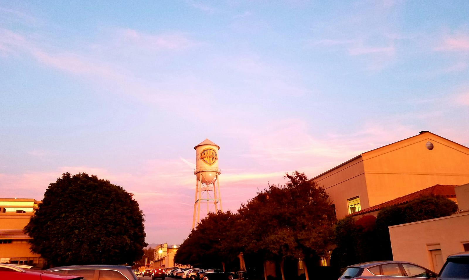 Θέα σε γειτονιά με το εμβληματικό πύργο της Warner Bros.