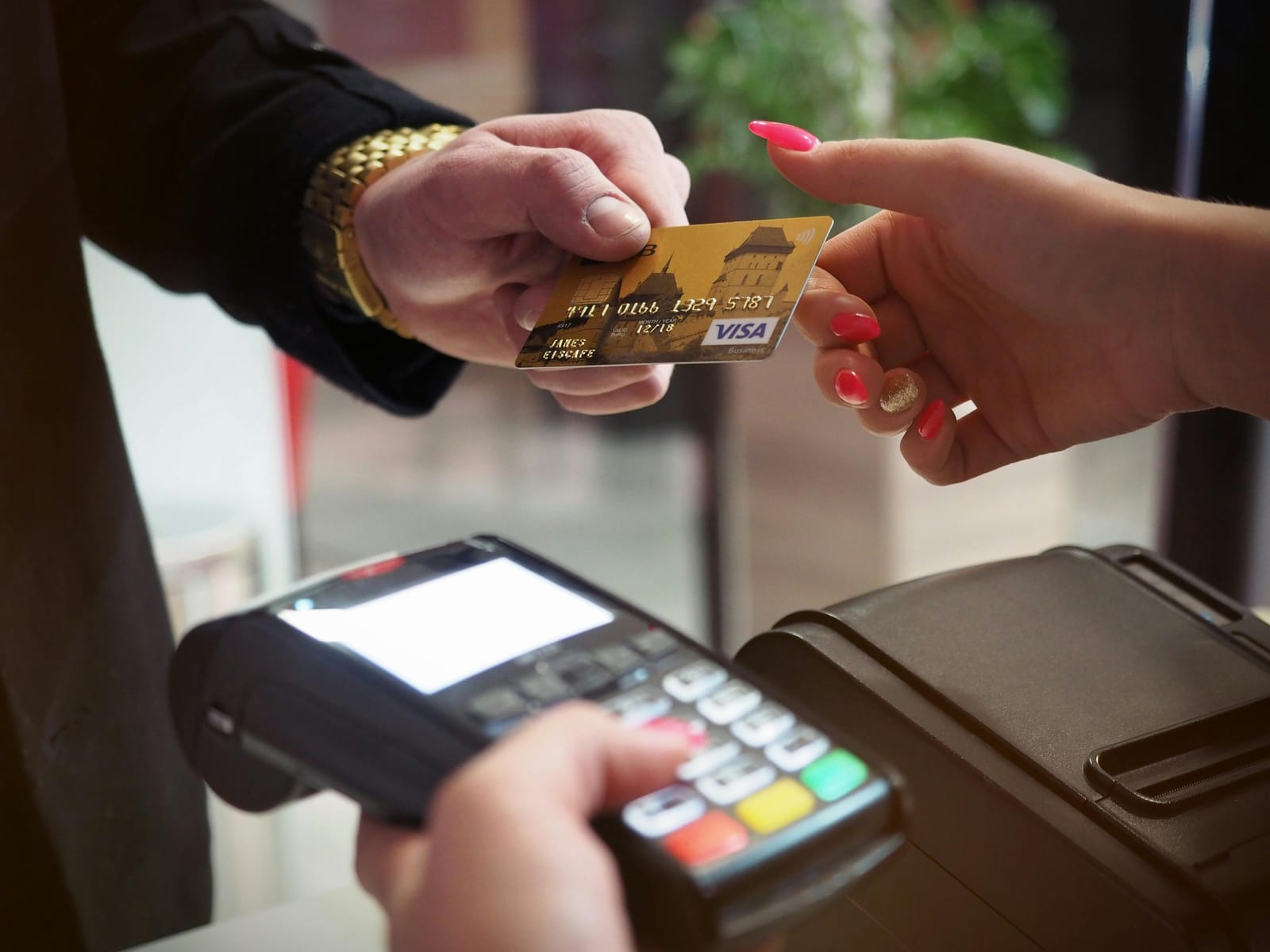 pos κάρτα ανθρώπινο χέρι ως συμβολισμός στο Multi-Currency Payouts με Shopify Payments