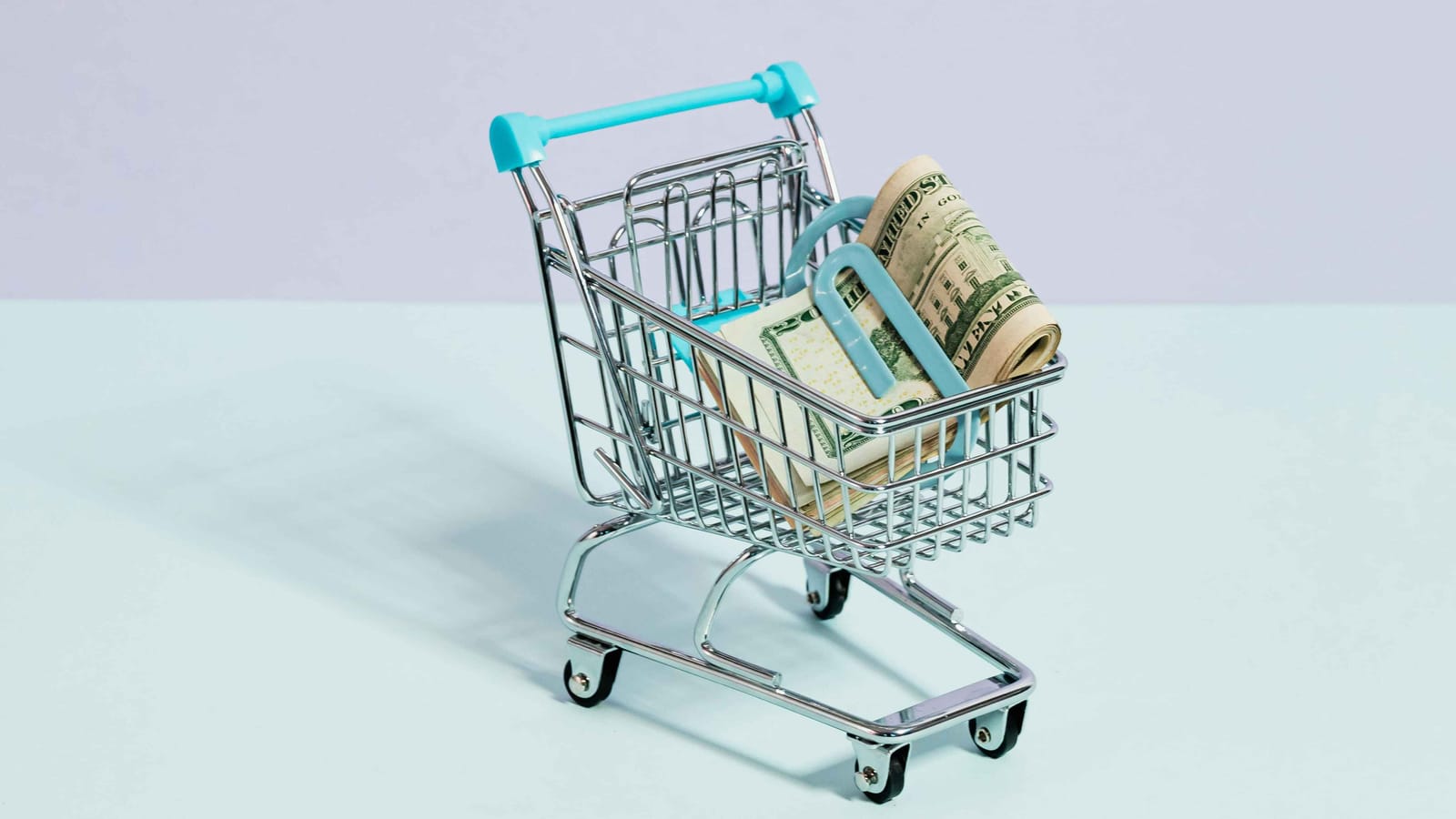 Shopping cart γεμάτο με χρήματα