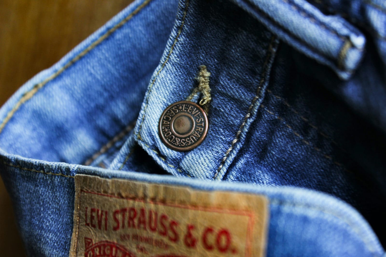 Levi Strauss μπλε τζιν παντελόνι κοντινό πλάνο 
