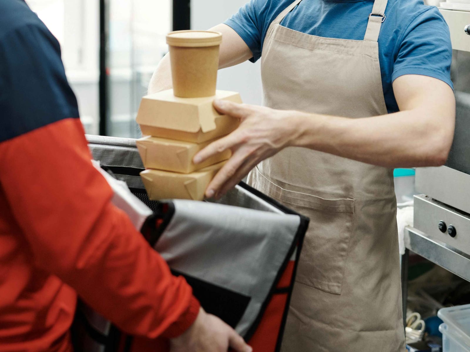 Άντρες που ετοιμάζουν παραγγελία delivery