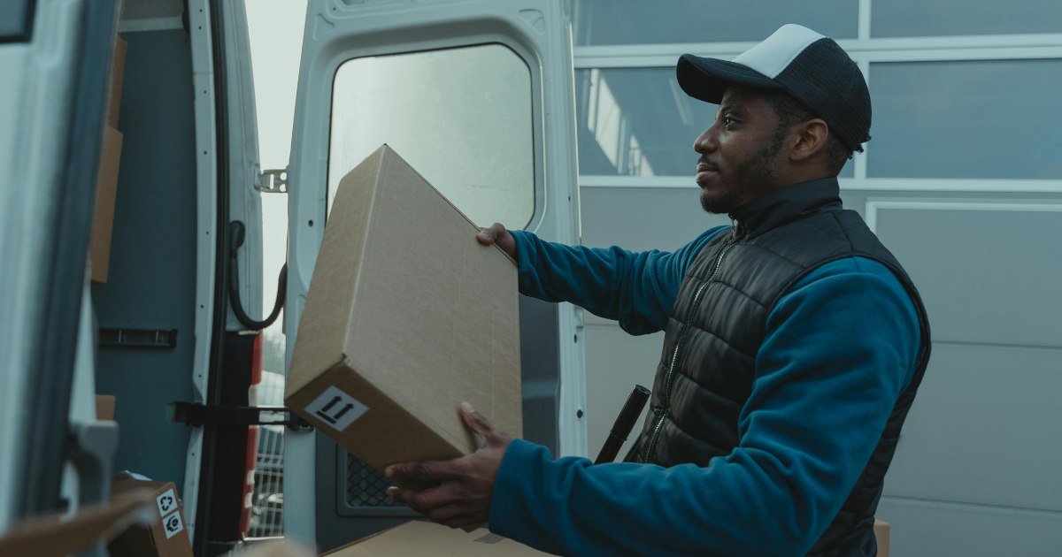 άνθρωπος με πακέτα last mile delivery