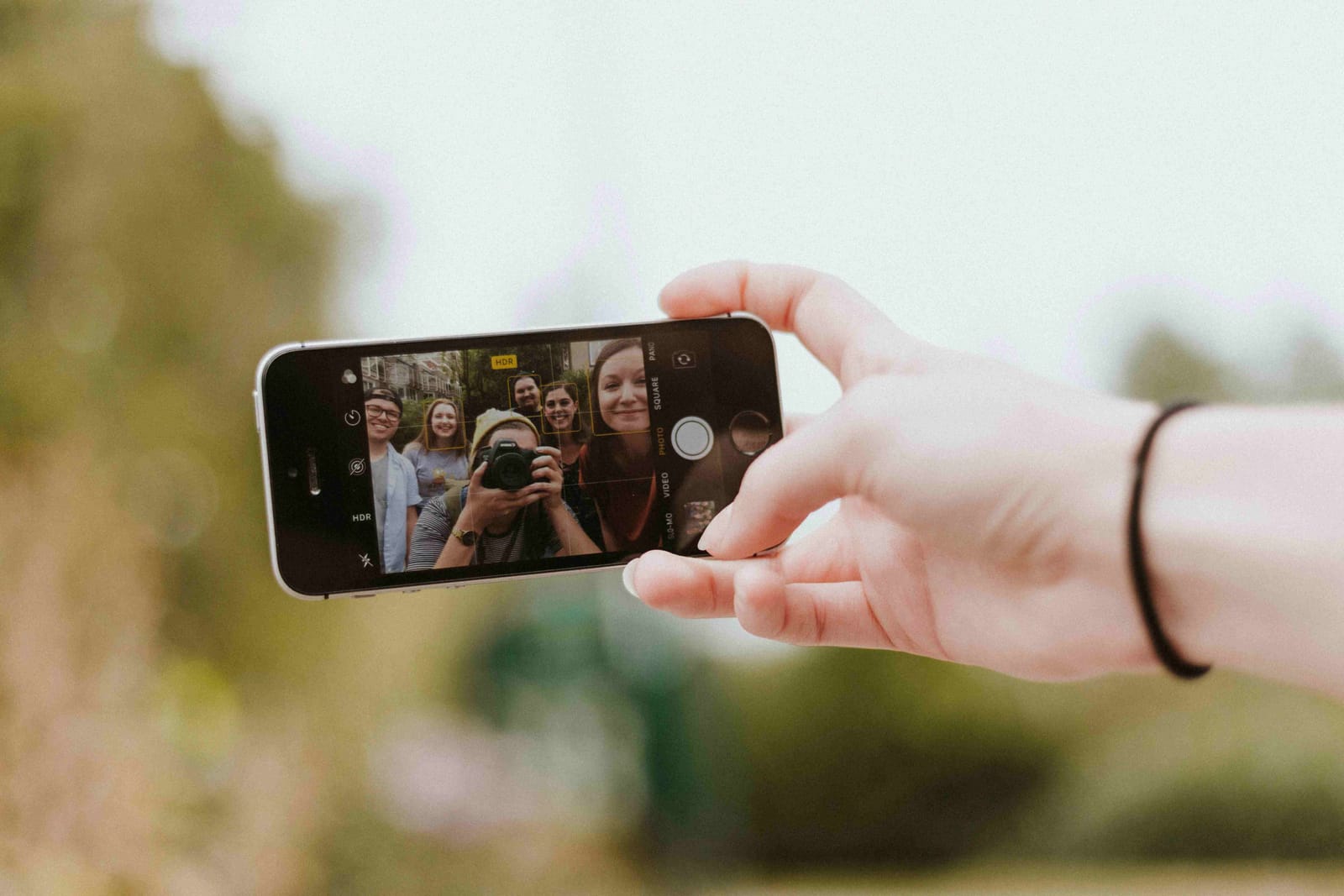 Millennials που βγάζουν selfie