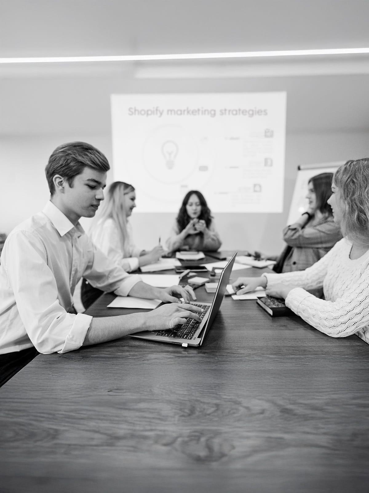 Ομάδα που αναπτύσσει Shopify marketing strategies