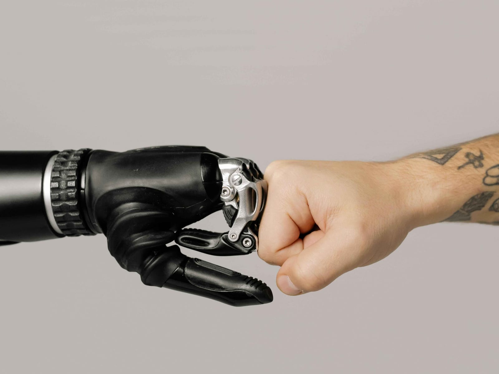 Ανθρώπινο και AI χέρι που κάνουν fist bump 