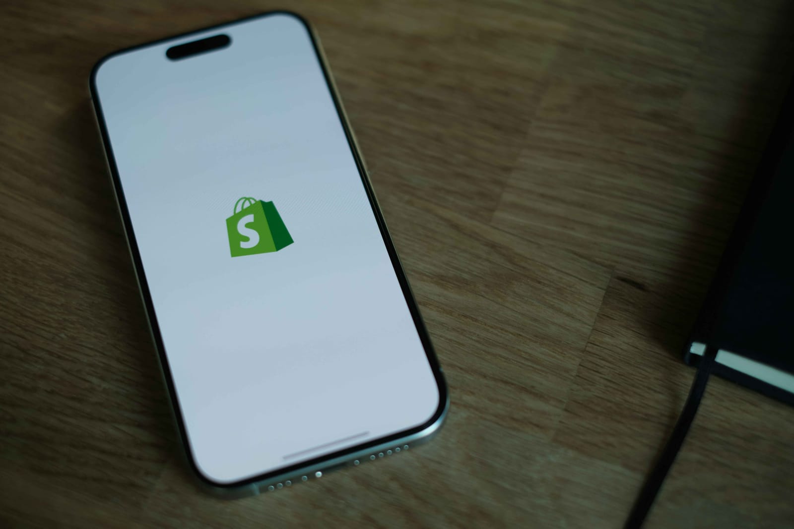 Το λογότυπο Shopify σε οθόνη κινητού