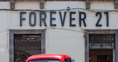 Forever 21: Πτώχευση για δεύτερη φορά – Κλείνει τα καταστήματα, παραμένει online