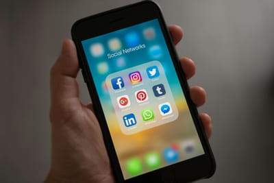 H social media αναζήτηση ξεπερνά τα search engine ως μέσο ανακάλυψης αγορών