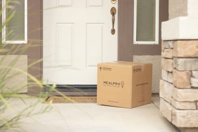 Οι δασμοί αναστατώνουν το online shopping φέρνοντας αλλάγές στην παράδοση (ΗΠΑ)