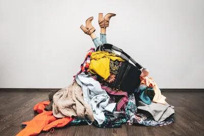 Ποιες είναι οι επιπτώσεις του fast fashion για την οικονομία και τους καταναλωτές;