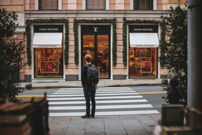Αντιφάσεις στον κόσμο των luxury brands: Το in-store υπερτερεί του eCommerce