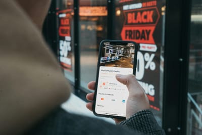 Ρεκόρ Cyber Monday 2025: $14,25 δισ. δαπάνες, άλμα BNPL και έκρηξη AI στις αγορές λέει η Adobe