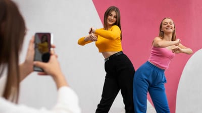 TikTok στην ΕΕ: Φρένο στους ανηλίκους με νέα μέτρα, γκάζι στην οικονομική επίδραση