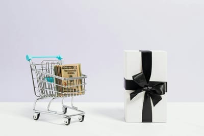 Shopping Paradox: Γιατί οι δαπάνες ανεβαίνουν ενώ οι online αγορές “κόβονται”;
