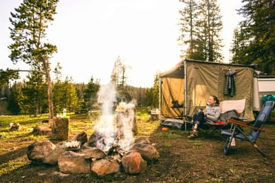 Εκτοξεύονται οι πωλήσεις ειδών camping στην Ελλάδα, σύμφωνα με το Skroutz