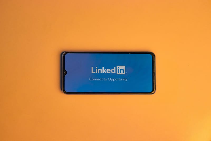LinkedIn: Δοκιμάζει τη δημιουργία Premium page με βοήθεια AI