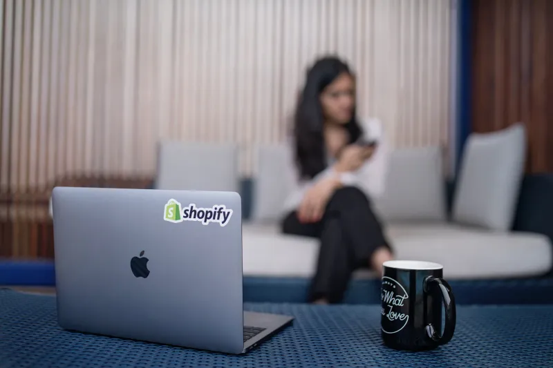 Το Shopify μηνύει κινεζική eCommerce εταιρεία για αντιγραφή