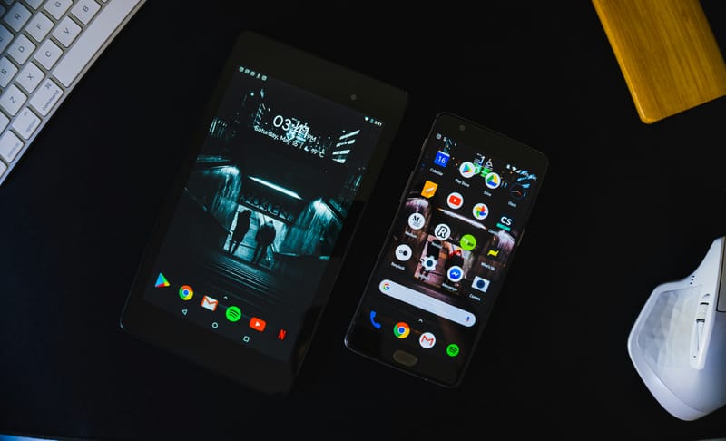 Εκπτώσεις και AI «εκτοξεύουν» τις πωλήσεις smartphone