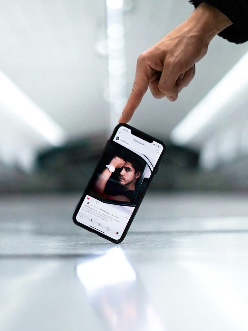 κινητό χέρι οθόνη instagram ως συμβολισμός στο Instagram marketing 