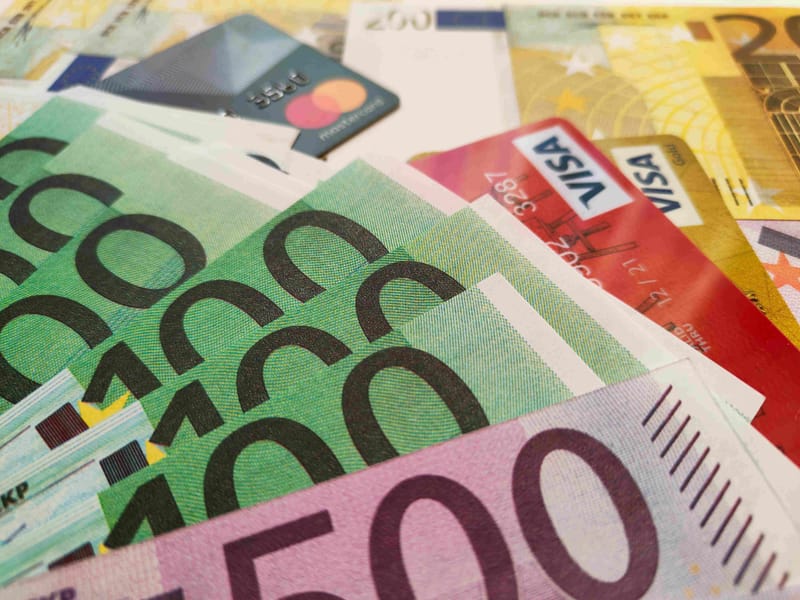 Visa και Mastercard: Δέχονται πυρά στην Ευρώπη για τα υψηλά τέλη