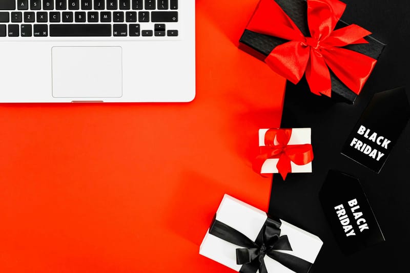 γωνία λάπτοπ με κάρτα με λεκτικό Black Friday
