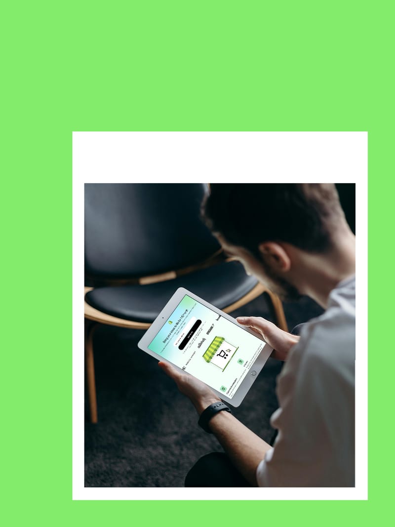 Άντρας που μελετάει τα χαρακτηριστικά Shopify Plus