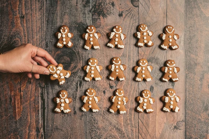 Cookies πάνω σε ξύλινο τραπέζι