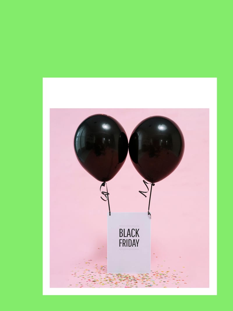 Σακούλα Black Friday δεμένη σε μαύρα μπαλόνια