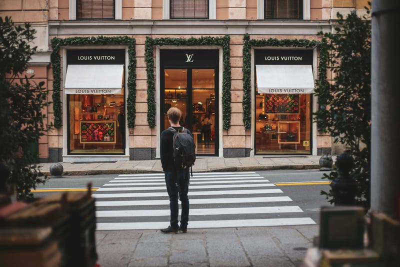 Αντιφάσεις στον κόσμο των luxury brands: Το in-store υπερτερεί του eCommerce