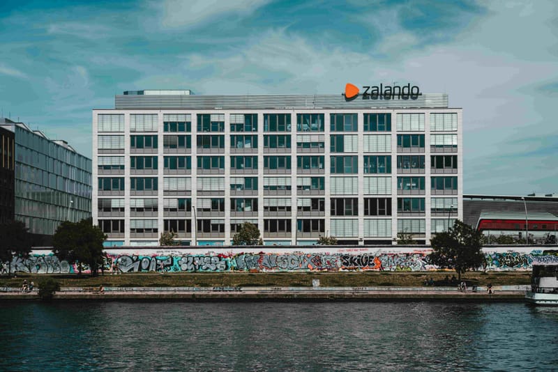 Η Zalando καταφθάνει στην Ελλάδα για μια νέα εποχή στο online shopping μόδας