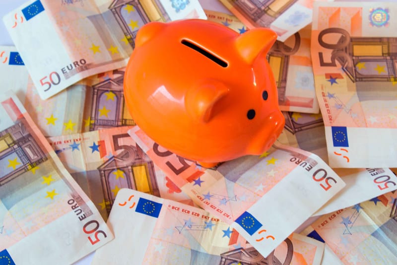 Κουμπαράς γουρουνάκι πάνω σε πενηντάευρα