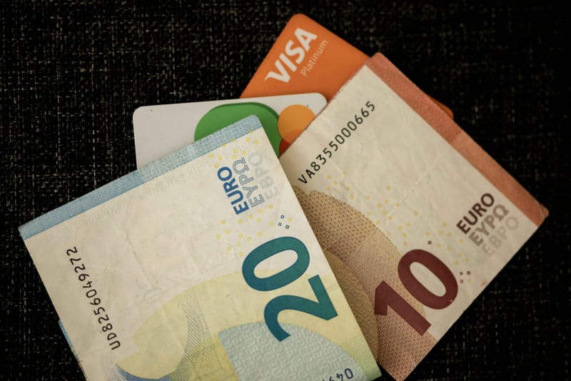 κάρτα visa και μετρητά για πληρωμές