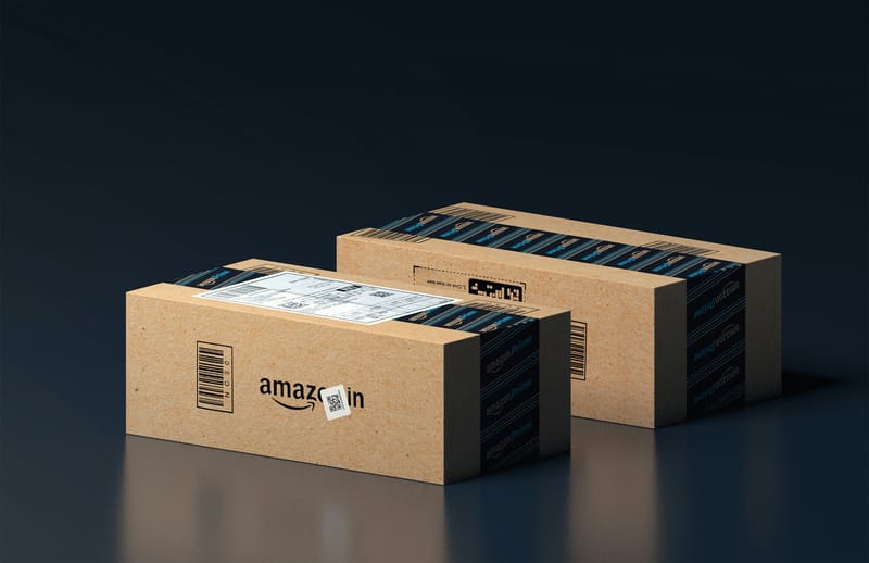 κουτιά amazon σε μαύρο φόντο