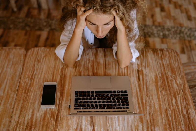 Γυναίκα που αντιμετωπίζει προβλήματα στις online αγορές