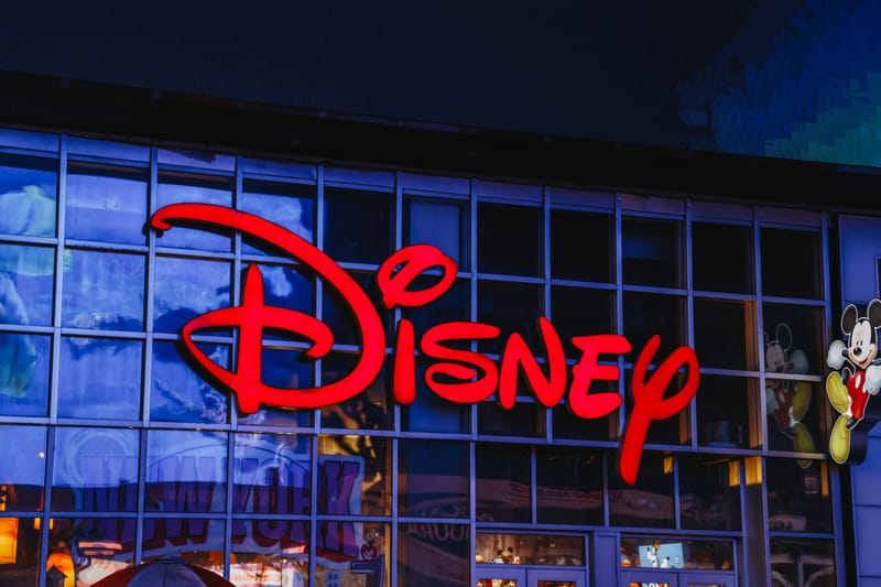 Disney: Κλείνει 4 eshop και αλλάζει στρατηγική retail