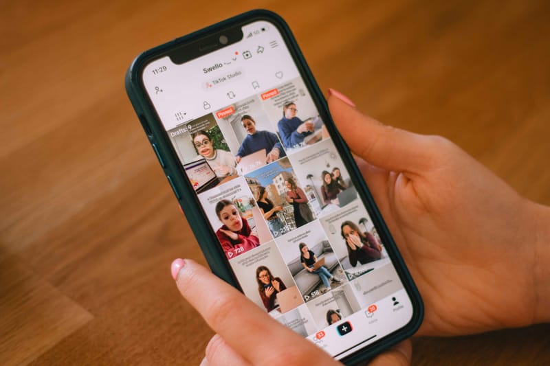 TikTok Shop: Πώς το live shopping κάνει το scrolling… αγορές