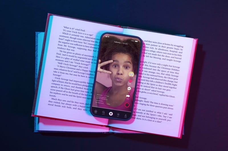 TikTok: Πώς το BookTok trend μετατρέπει το περιεχόμενο σε πωλήσεις
